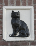 902876 Afbeelding van de gevelsteen met een zwarte kat, in de gevel van het hoekpand Lange Hagelstraat 42 te Utrecht.
